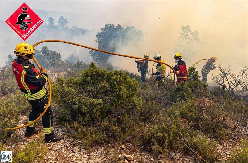 Incendio en Ibi (Alicante) bajo control, informan bomberos.