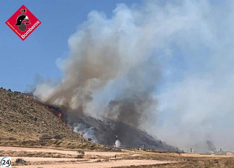 Controlado el incendio forestal en Villena que impacta a Castilla-La Mancha.