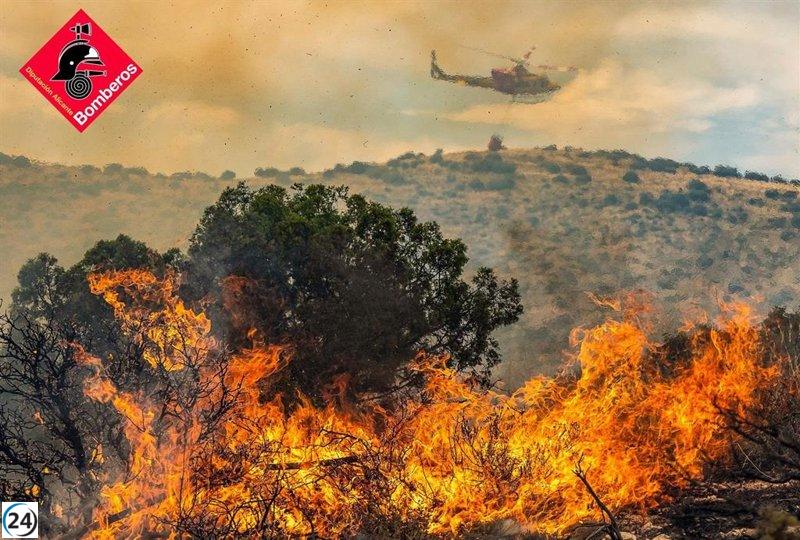 Controlado el incendio en Ibi, Alicante, tras arrasar 185 hectáreas y afectar a la Font Roja.