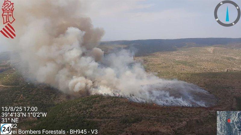 La UME interviene en el incendio forestal de Teresa de Cofrentes, apoyada por 11 aeronaves.