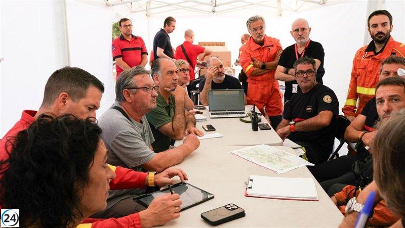Bomberos luchan contra el incendio en dos focos críticos en Teresa de Cofrentes.