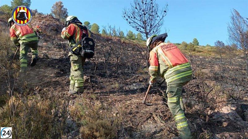 Desalojados por incendio en Teresa de Cofrentes regresan a sus hogares; UME se retira.