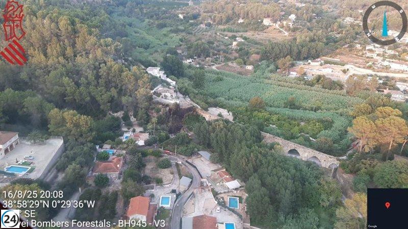 Incendio en Xàtiva (Valencia) bajo control tras evacuación de chalés.