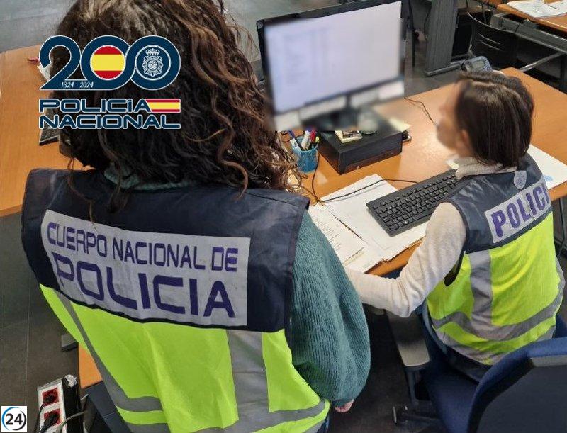 Arrestado en Alicante por supuesta promoción de la inmigración ilegal al introducir pasaportes de inmigrantes argelinos.
