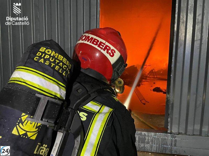 Incendio en almacén de vehículos en Borriana (Castellón) extinguido con éxito.