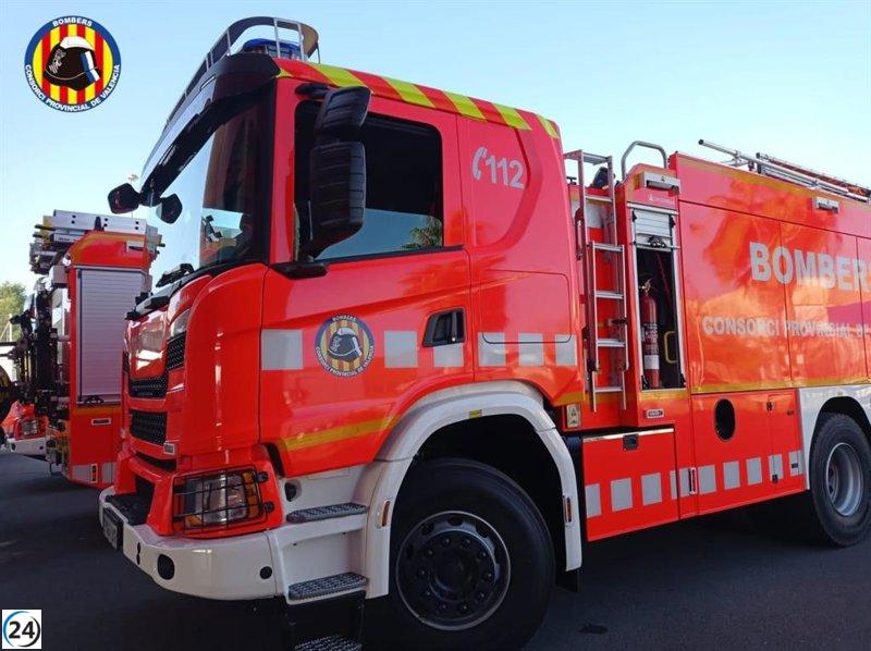 Incendio en Massalavés interrumpe el tráfico de metro y afecta a un desguace de vehículos.