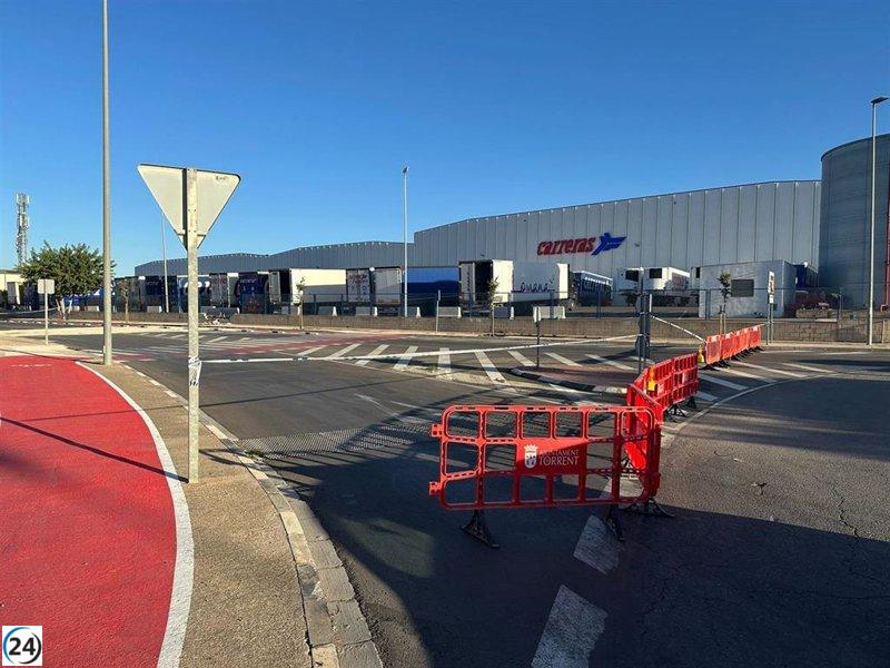 Corte de calle en Torrent tras derrame de 400 litros de combustible de un camión.