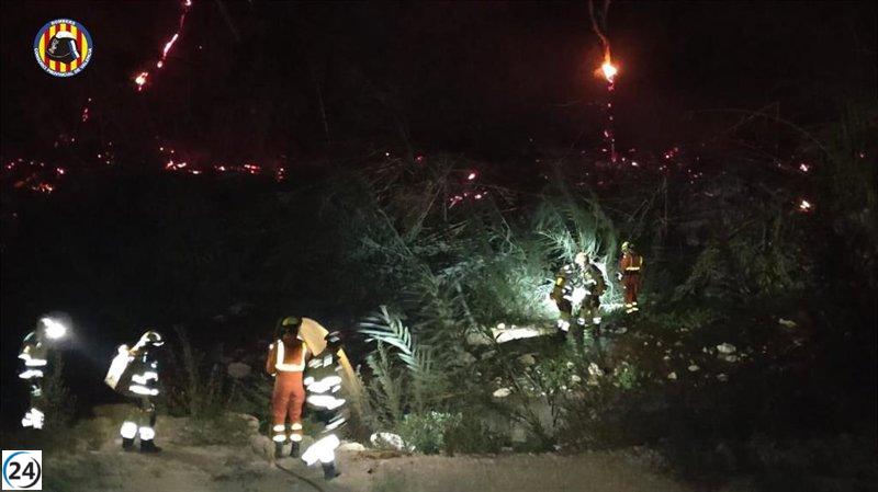 Apagan el incendio en Buñol que forzó evacuaciones de hogares.