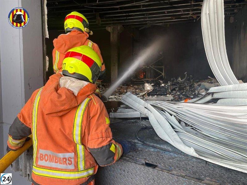 El confinamiento en Albuixech se levanta tras controlar el incendio en la nave industrial.