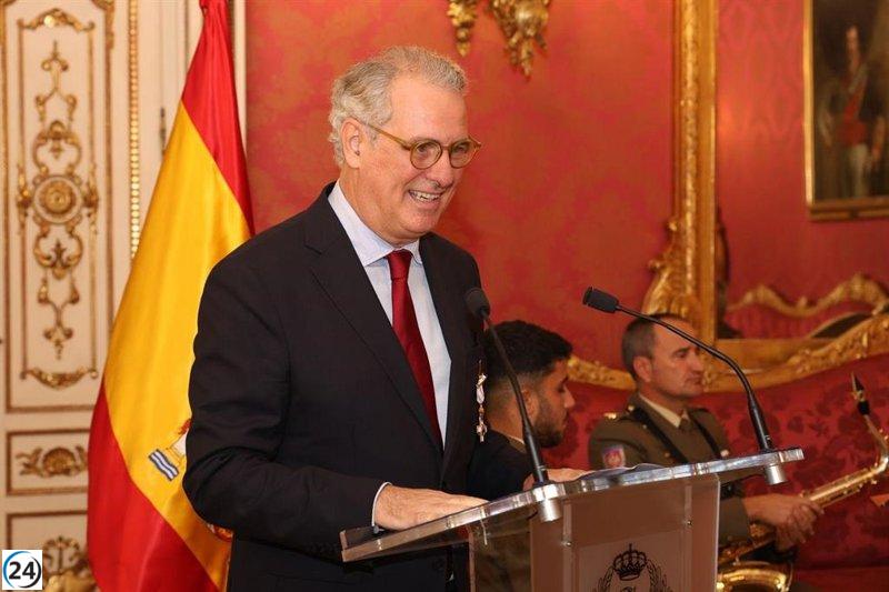Exdirector de Feria Valencia recibe condecoración de Defensa por su respaldo a las Fuerzas Armadas durante la dana.