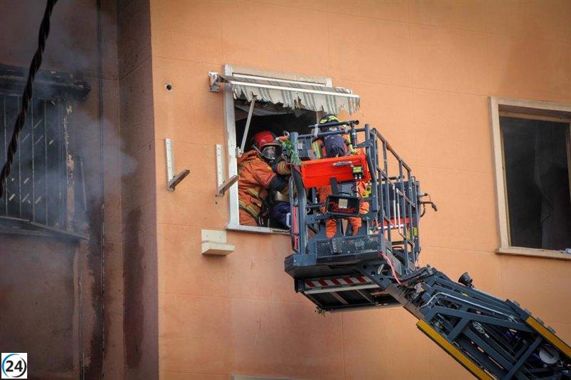 Incendio en edificio en ruinas de Torrent deja dos heridos.