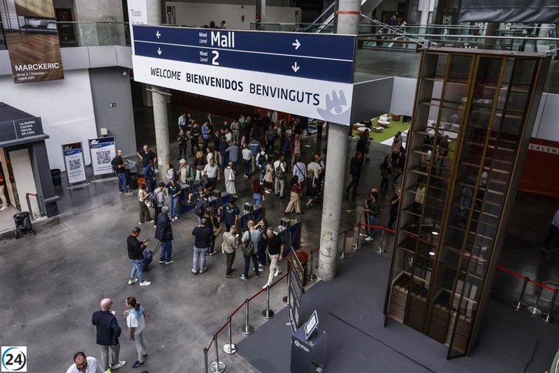 Hábitat Valencia inicia con óptimas expectativas a pesar de la lluvia, destacando la solidez del sector.