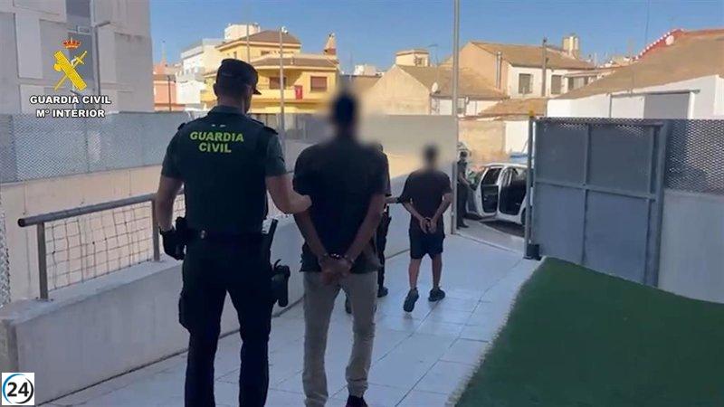 Capturan a un presunto agresor por apuñalar a un hombre en Almoradí y a su cómplice por facilitarle el arma.