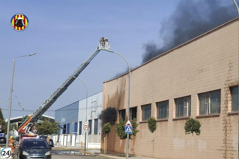 Incendio complicado en Bonrepòs y Mirambell por riesgo de sustancias ácidas.