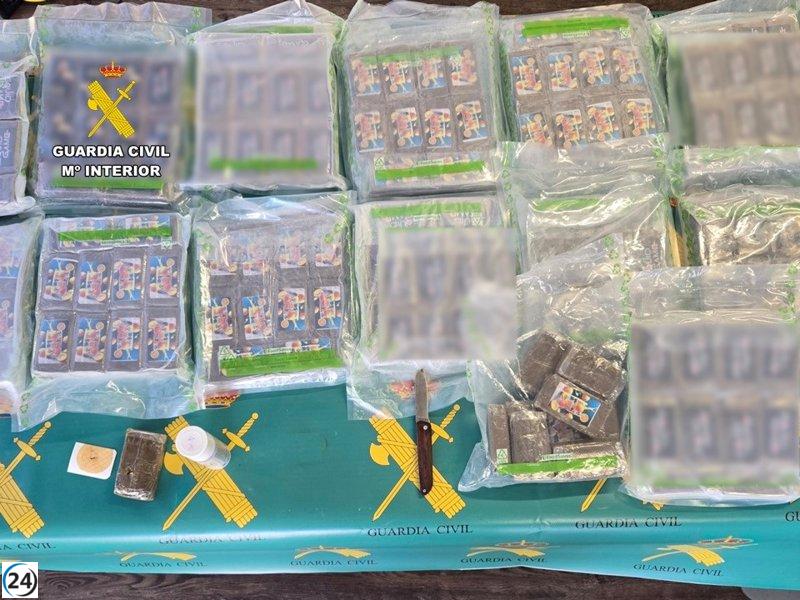 Capturan a una joven en el Puerto de Dénia con 18 kilos de hachís escondidos en su vehículo.