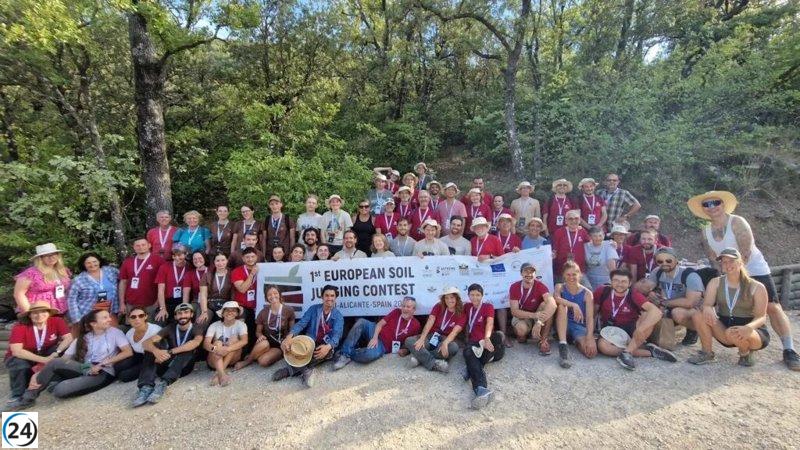 Universidades europeas se reúnen en La Font Roja y Sierra Mariola para un curso sobre análisis de suelos.