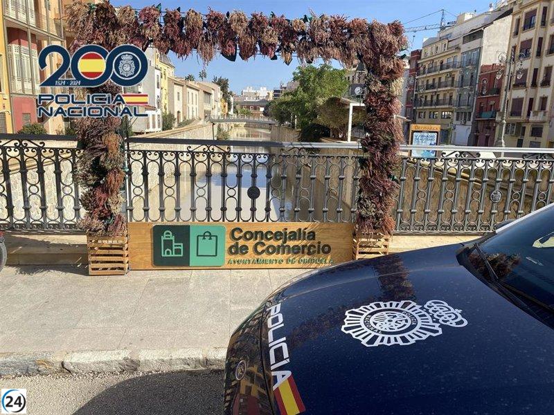 Arrestan en Orihuela a empleada de tienda de ropa por robo sistemático de mercancía.