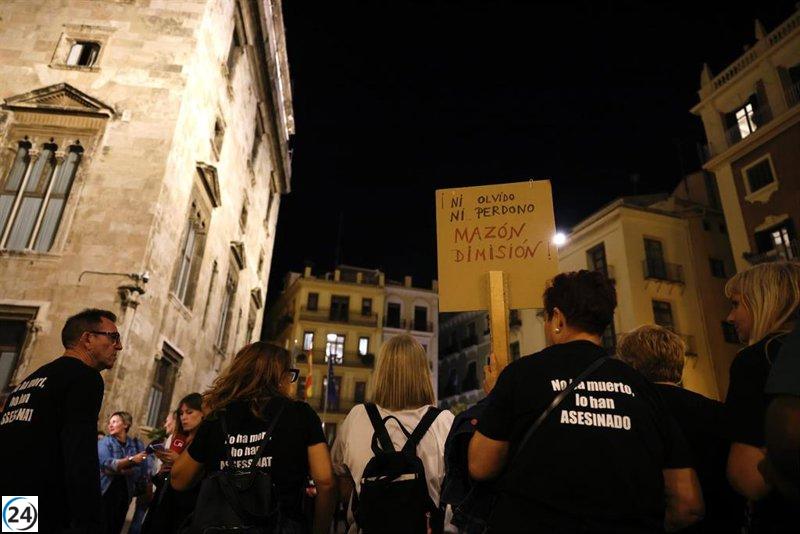 Víctimas de la dana exigen la renuncia de Mazón en el Palau: 