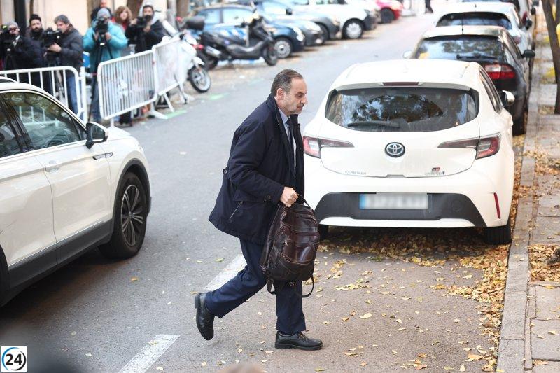 Ábalos comparece ante el Supremo donde se determinará su posible encarcelamiento.