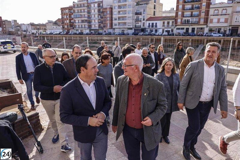 Llorca insta a Sánchez a recorrer la zona afectada por la DANA y reclama la creación de una comisión mixta al Gobierno ante la urgencia de la situación.