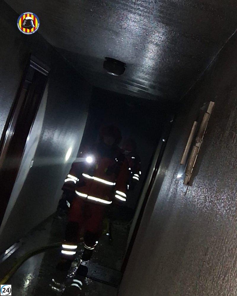 Tres heridos por inhalación de humo tras extinguirse un incendio en una casa en Gandia.