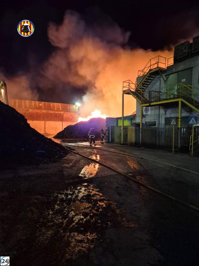 Incendio industrial en Sollana: bombers luchan por controlar las llamas.