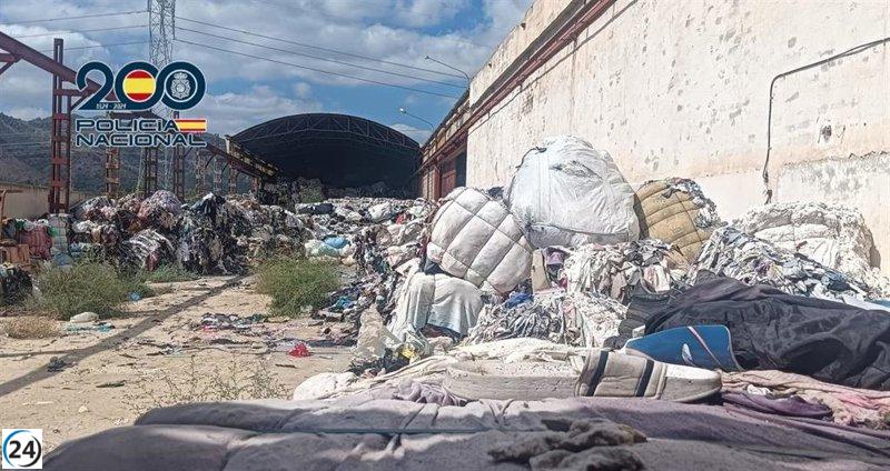 Arrestado por desechar grandes cantidades de ropa usada en terrenos alquilados en Alcoi para eludir costos de reciclaje.