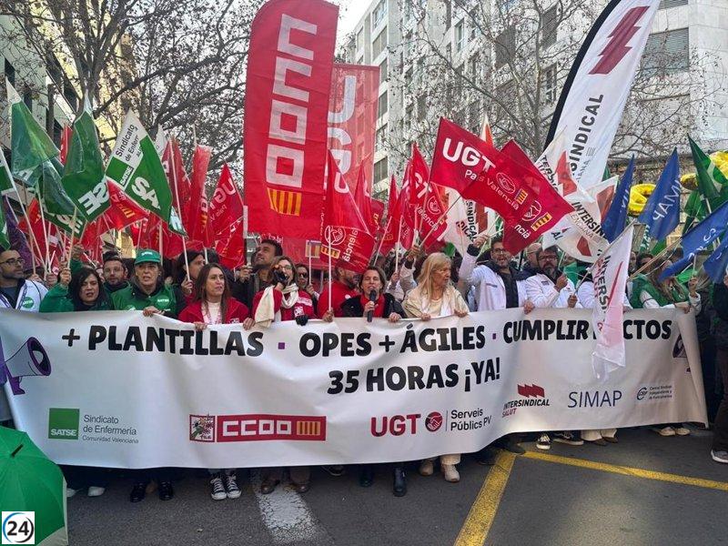 Sindicalistas protestan pidiendo la renuncia de Gómez tras calificar su gestión de desastrosa.