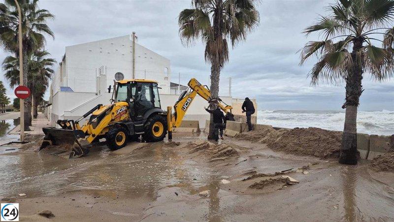 El océano arrasa playas en la Comunitat Valenciana, cerrando accesos costeros.