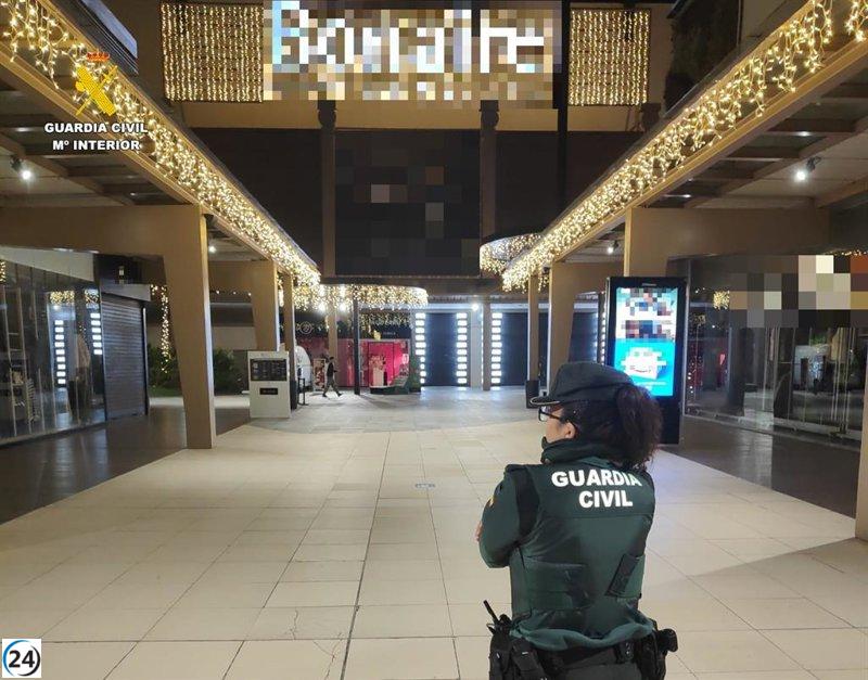 Mujer de 30 años arrestada en un centro comercial tras defraudar más de 7.000 euros.