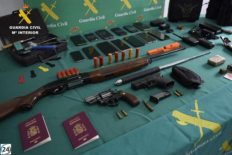 Desarticulada banda de delincuentes; siete arrestos y dos bajo investigación por robos de drogas y secuestros.