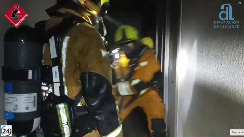 Rescatan a 13 personas tras incendio en un albergue en El Altet.