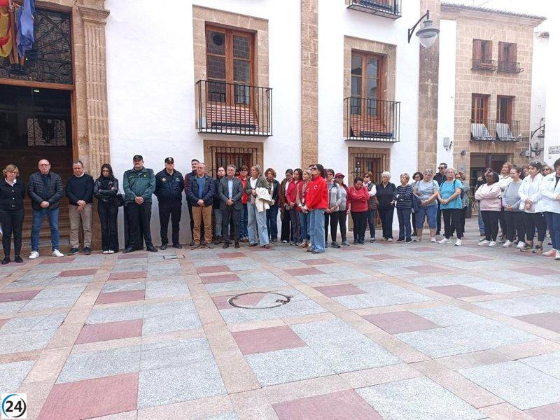 Xàbia rinde homenaje a las víctimas del trágico incendio en una casa con un minuto de silencio.