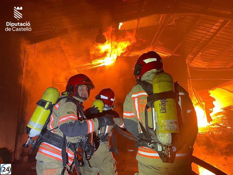 Un incendio en Almassora destruye fábrica de palets y afecta a 3 empresas más.
