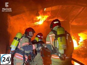 Un incendio en Almassora destruye fábrica de palets y afecta a 3 empresas más.