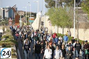 Miles de alicantinos arropan a La Peregrina en la romería a la Santa Faz.