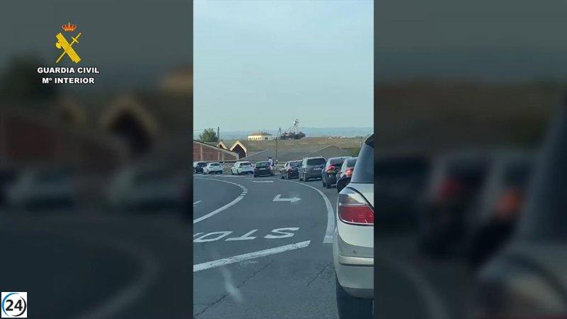 Conductor investigado por llevar pasajeros sentados en las ventanillas en Zaragoza.