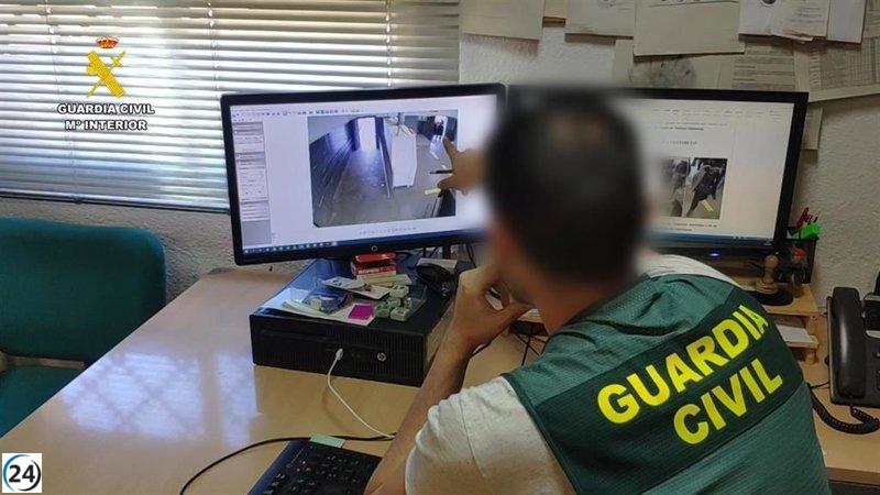 Cuatro hombres arrestados por agredir y asaltar a un pasajero en el metro.