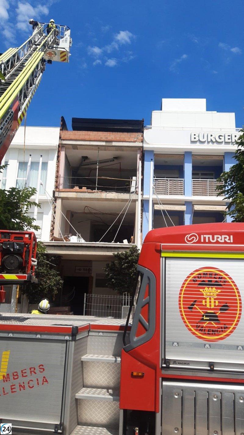 Incendio en edificio en obras del Paseo Neptuno genera humo visible a kilómetros.