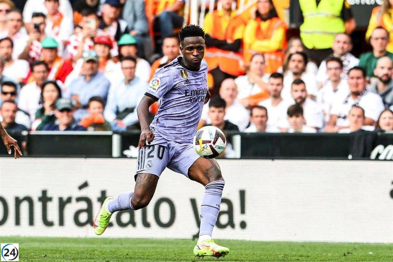 Políticos conservadores de Valencia apoyan sanción por insultos a Vinicius y rechazan generalizaciones.