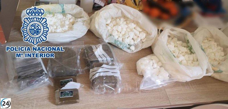 Desmantelado grupo criminal que traficaba drogas y robaba a otros narcos en Alicante, con 22 detenidos.