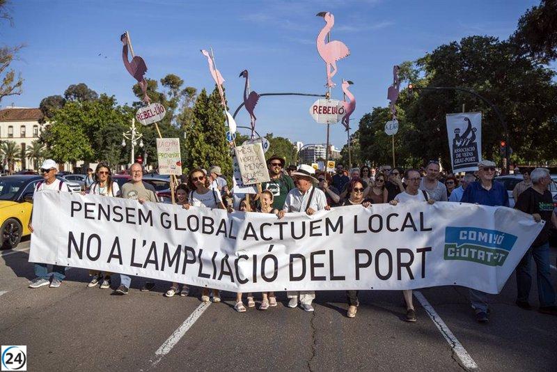 Ciutat-Port protesta contra ampliación del Puerto de València por beneficiar solo a una empresa.