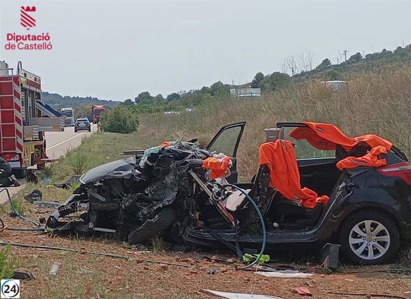 Trágicamente, una persona muerta y siete heridos en colisión entre dos coches y un camión en la Vall d'Uixó.