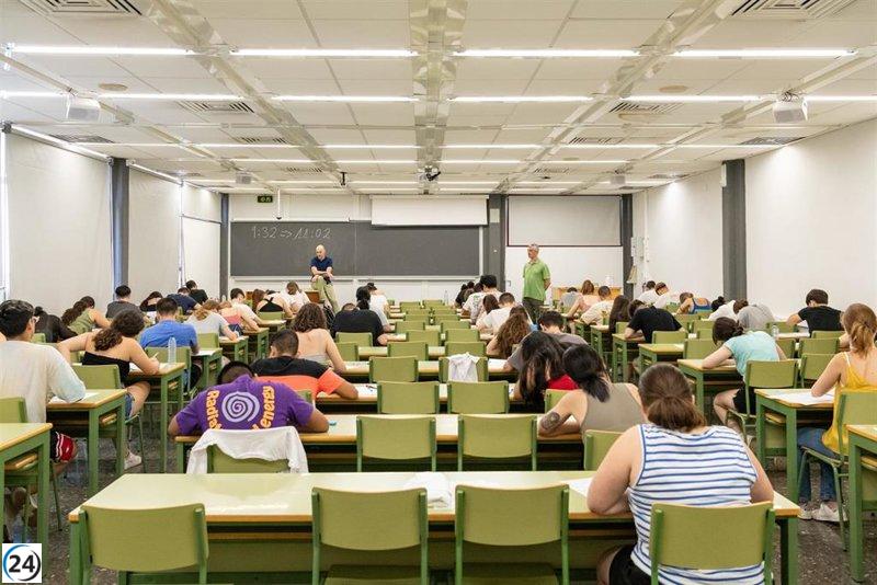 Examen de Historia de las PAU aborda temas de los Cortes de Cádiz, absolutismo y Alfonso XIII.