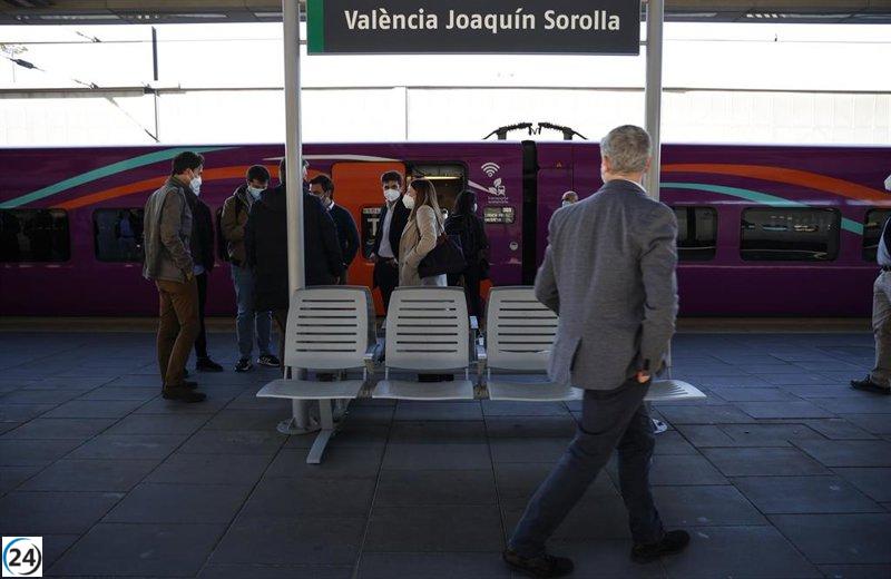 Miles de viajeros de Renfe en València sufren las consecuencias de la suspensión de trenes