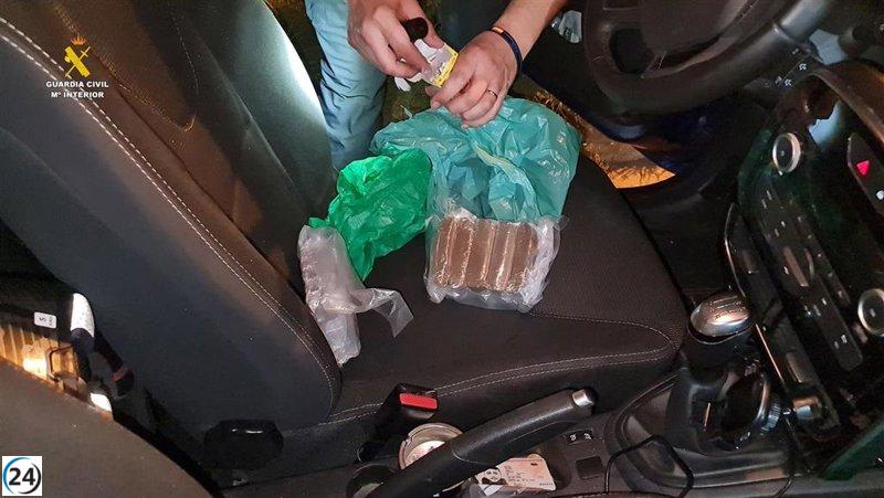 Un vehículo es interceptado en el puerto con más de 1 kilo de hachís oculto en doble fondo del salpicadero
