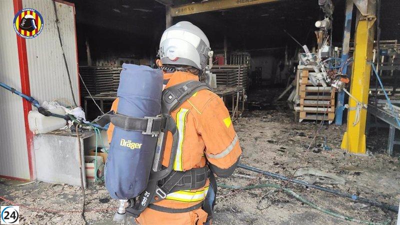 Dos heridos por humo en incendio de nave industrial en Albal