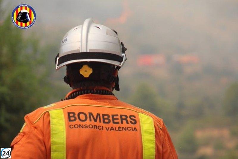 Incendio forestal en Cofrentes moviliza a una decena de medios aéreos