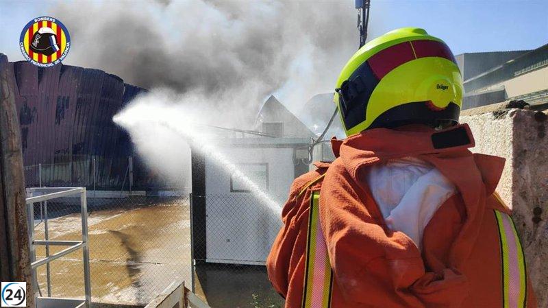 Éxito en la extinción del incendio de la nave de productos químicos de Guadasequies con confinamiento de residentes.