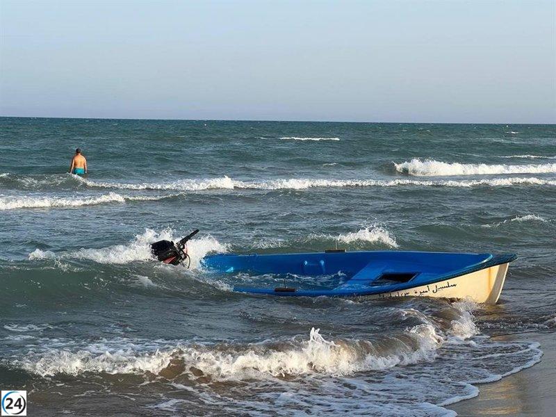 Cinco inmigrantes capturados tras llegar en patera a Guardamar del Segura.